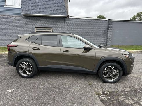 Used 2024 Chevrolet Trax LT w/ Sunroof Package FWD image 3