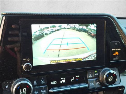 Used 2023 Toyota Highlander XSE FWD image 13