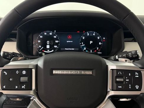 Used 2025 Land Rover Discovery S image 18