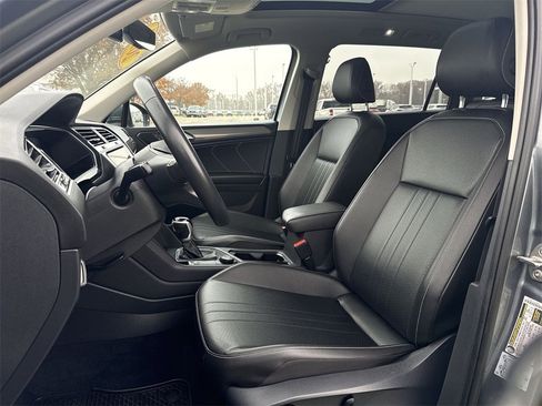 Used 2022 Volkswagen Tiguan SE w/ Panoramic Sunroof Package image 13