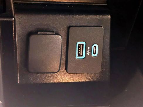 Used 2020 Ford Explorer XLT w/ Equipment Group 202A AWD/4WD image 20
