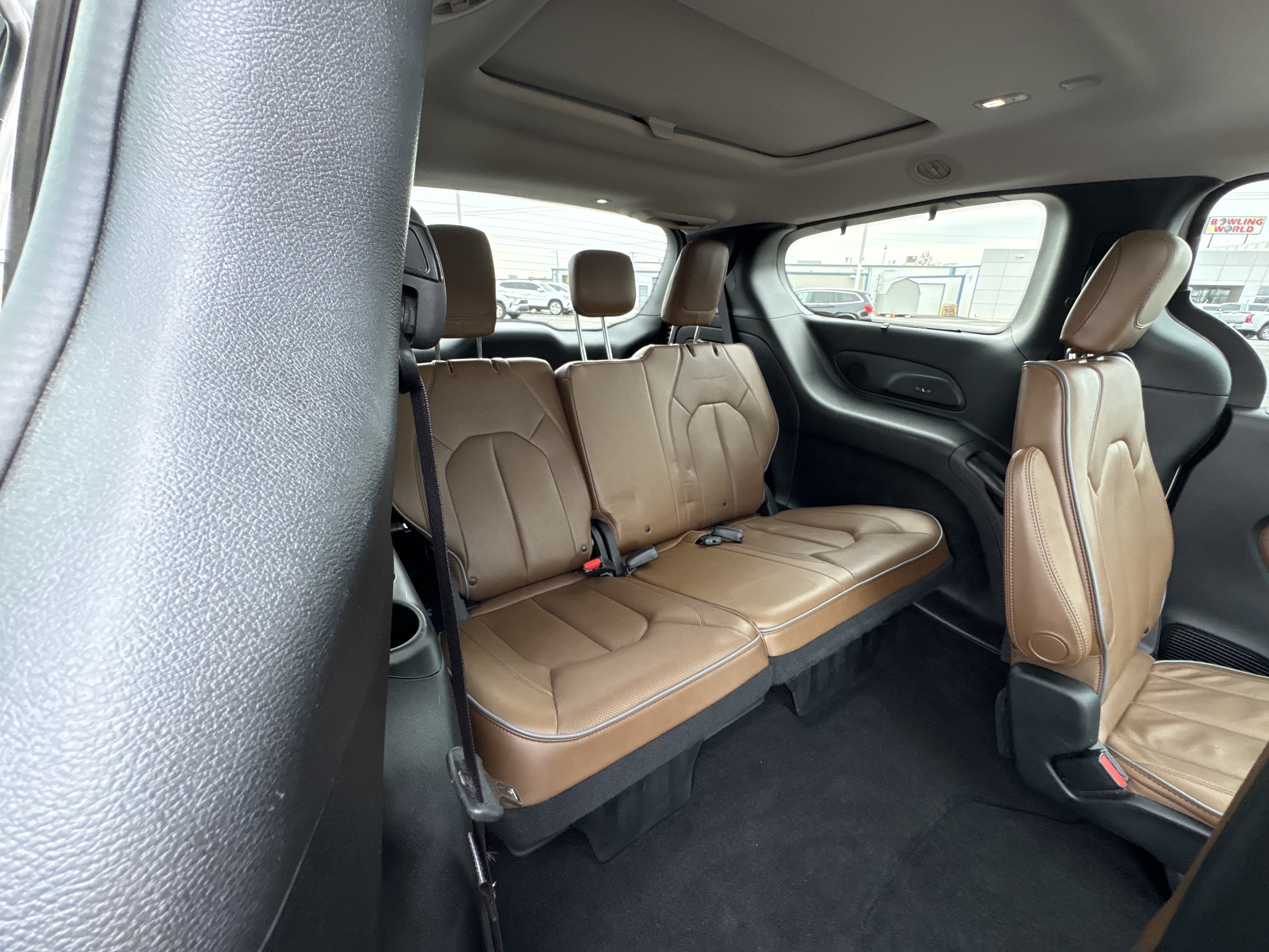Used 2017 Chrysler Pacifica Limited FWD image 16
