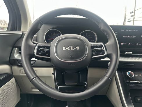 Used 2023 Kia Carnival LX image 7