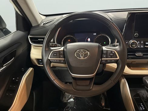 Used 2023 Toyota Highlander XLE AWD/4WD image 22