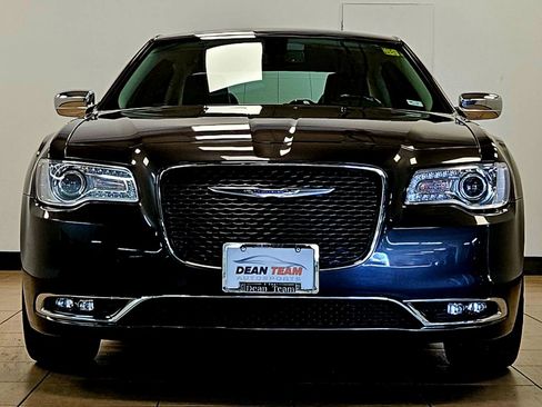 Used 2018 Chrysler 300 Limited image 2