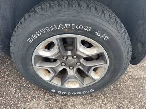 Used 2019 Jeep Cherokee Trailhawk w/ Cold Weather Group image 9