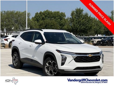 Used 2025 Chevrolet Trax LT w/ Driver Confidence Package FWD image 2