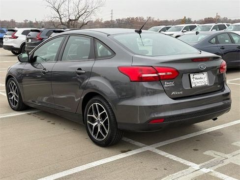 Used 2018 Ford Focus SE w/ SE Appearance Package image 7