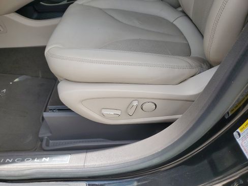 Used 2019 Lincoln Nautilus Select image 14