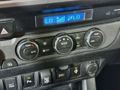 Used 2021 Toyota Tacoma TRD Off-Road w/ Technology Package AWD/4WD image 18
