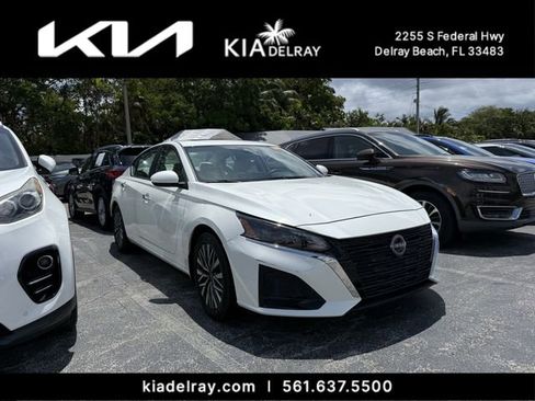 Used 2024 Nissan Altima 2.5 SV w/ SV Premium Package FWD image 1