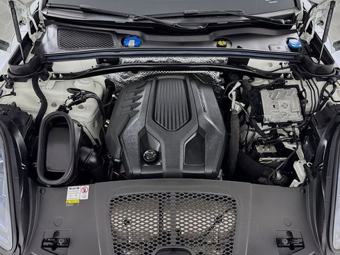 Used 2023 Porsche Macan image 9