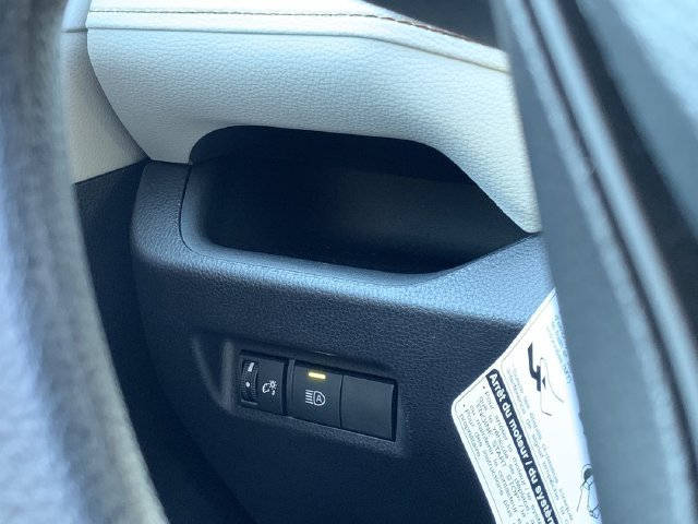 Used 2025 Toyota RAV4 XLE FWD image 15