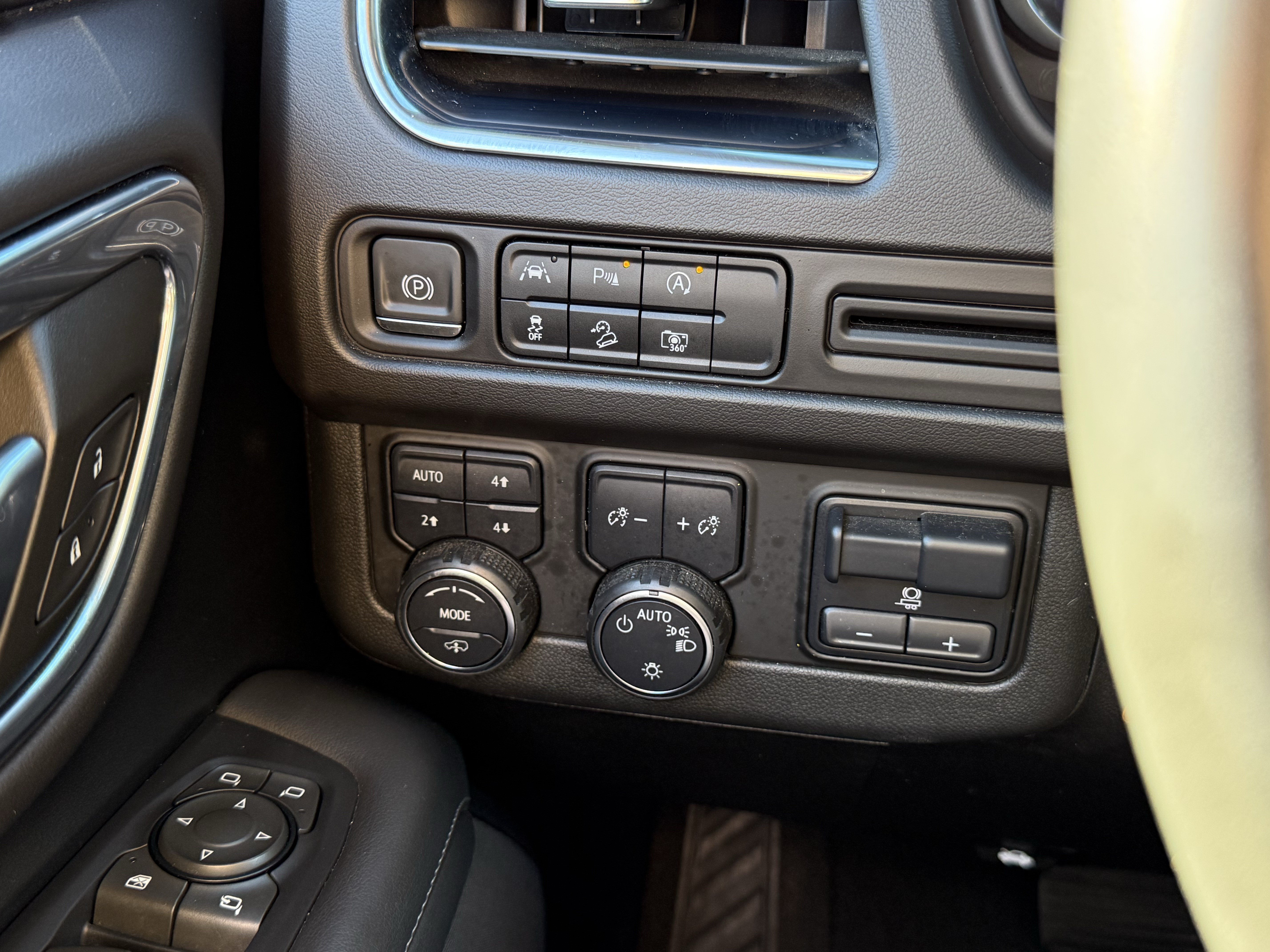 Used 2023 Chevrolet Tahoe Z71 w/ Z71 Off-Road Package AWD/4WD image 32