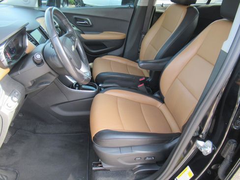 Used 2020 Chevrolet Trax Premier FWD image 17