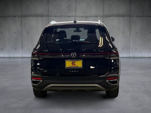 Used 2025 Volkswagen Taos SE w/ Panoramic Sunroof Package FWD image 4