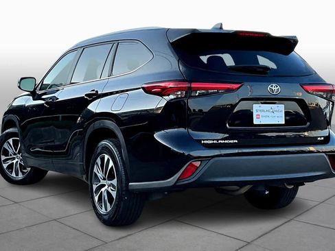 Used 2023 Toyota Highlander XLE image 12