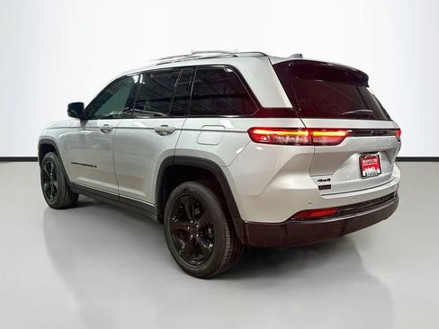 Used 2024 Jeep Grand Cherokee Altitude image 8