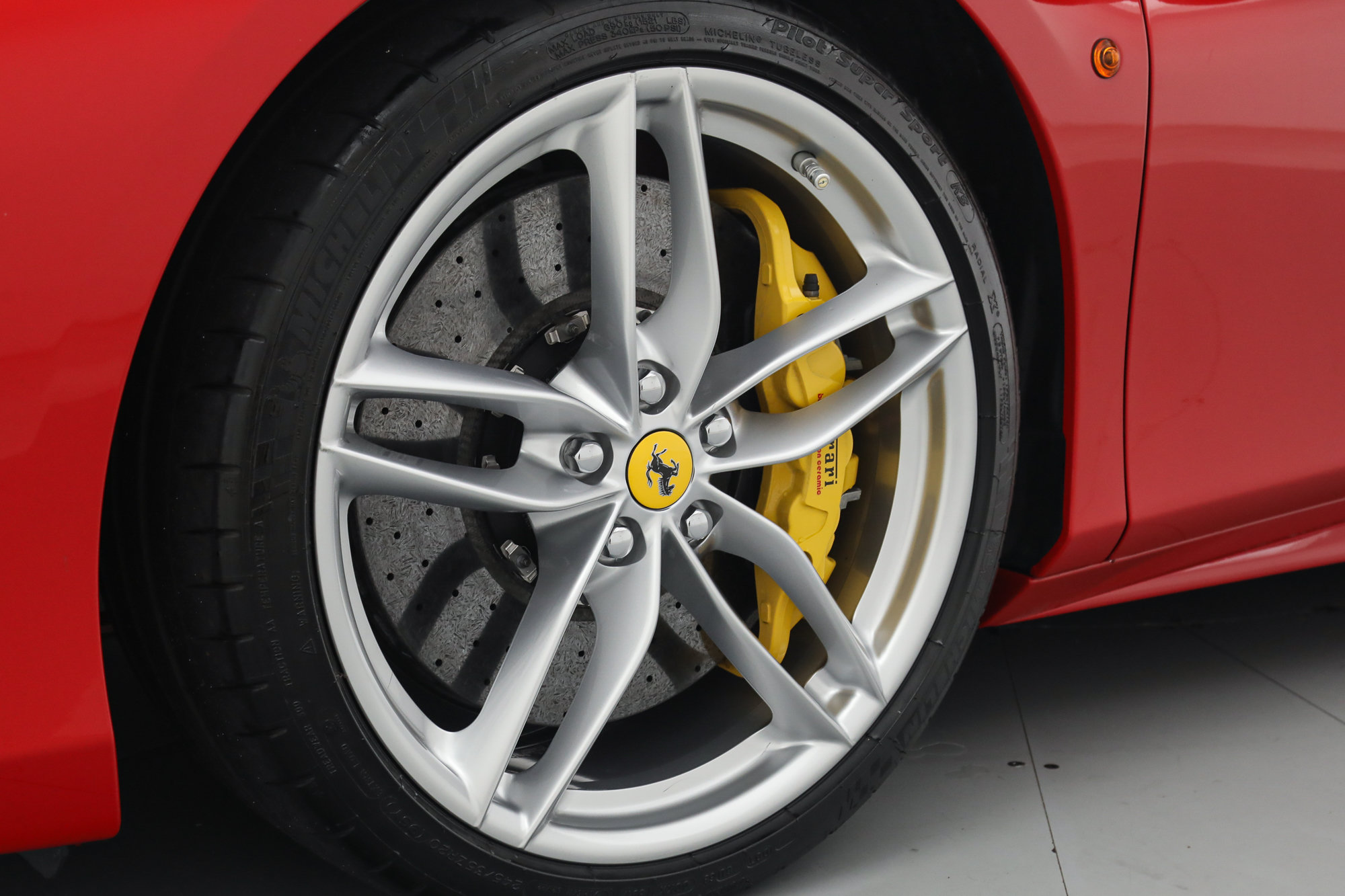 Used 2018 Ferrari 488 GTB RWD image 16