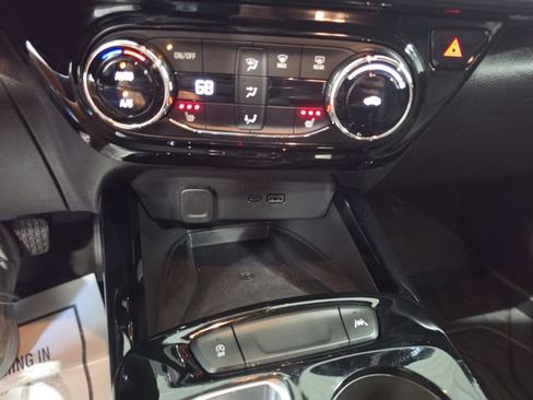 Used 2025 Chevrolet Trax RS w/ Sunroof Package FWD image 15