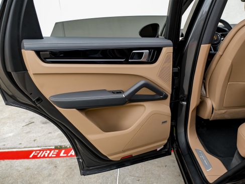 Used 2020 Porsche Cayenne image 46