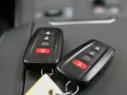 Used 2021 Toyota Highlander XLE image 27