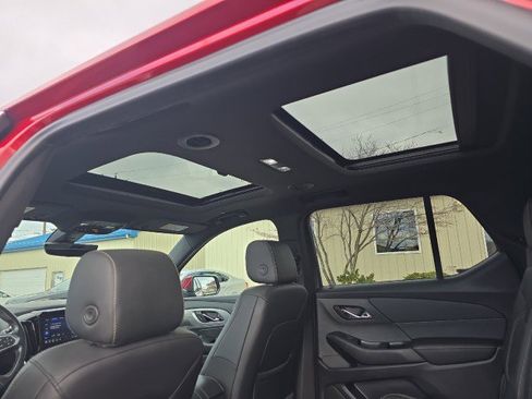 Used 2022 Chevrolet Traverse LT w/ LT Premium Package image 32