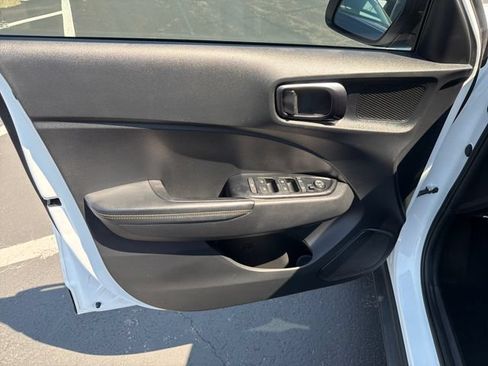 Used 2024 Hyundai Venue Limited FWD image 11