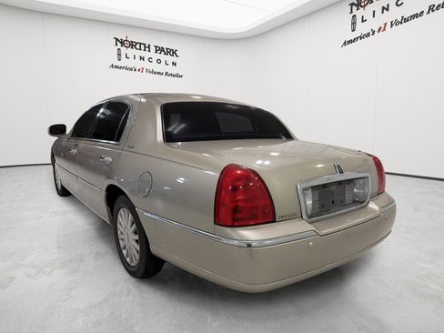 Used 2004 Lincoln Town Car Signature RWD image 3
