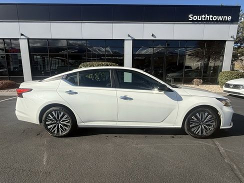 Used 2024 Nissan Altima 2.5 SV image 8