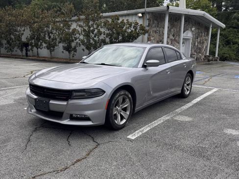 Used 2016 Dodge Charger SXT RWD image 2
