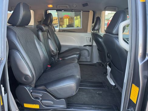 Used 2014 Toyota Sienna SE FWD image 22
