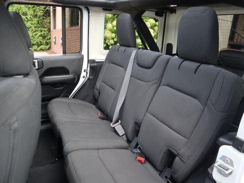 Used 2020 Jeep Wrangler Unlimited Sahara AWD/4WD image 30
