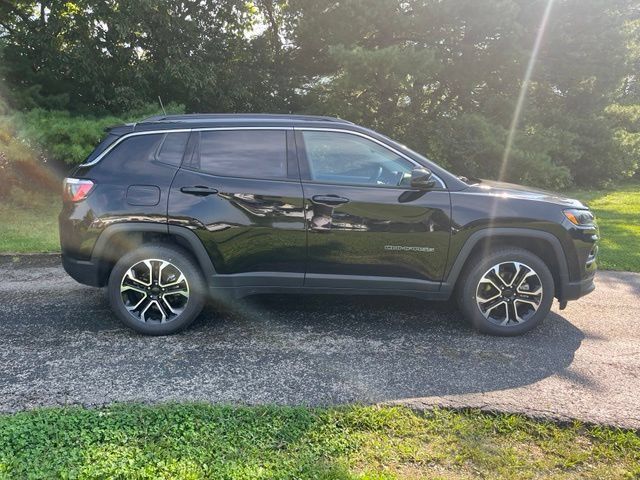 Used 2022 Jeep Compass Limited AWD/4WD image 2