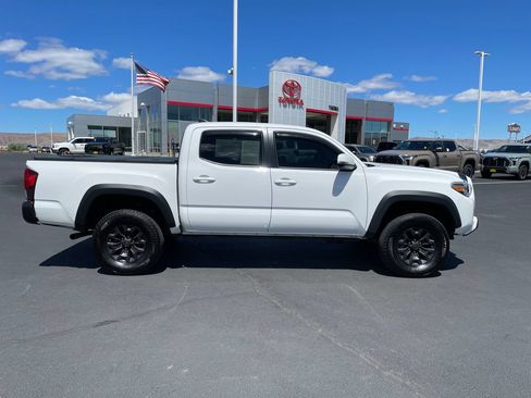 Certified 2018 Toyota Tacoma TRD Off-Road AWD/4WD image 2