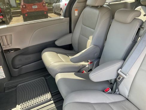 Used 2020 Toyota Sienna XLE FWD image 13