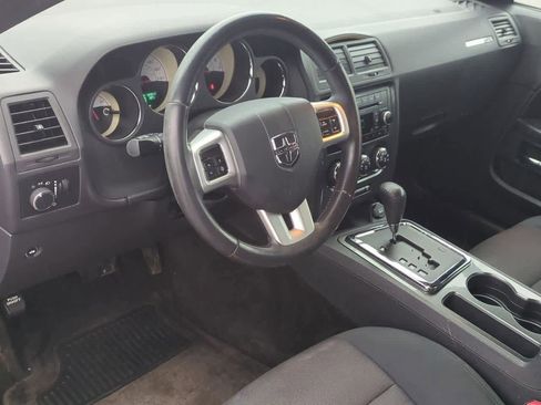 Used 2014 Dodge Challenger SXT image 2