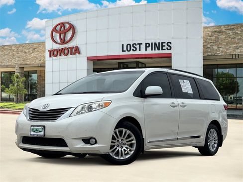 Used 2017 Toyota Sienna XLE image 1