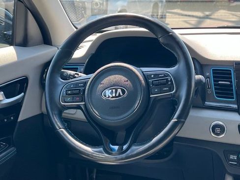 Used 2017 Kia Niro Touring FWD image 12