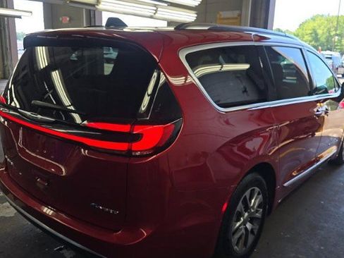 Used 2025 Chrysler Pacifica Pinnacle FWD image 4