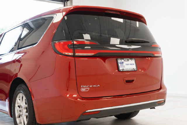 Used 2024 Chrysler Pacifica Touring-L FWD image 28