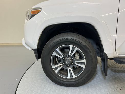 Used 2019 Toyota Tacoma TRD Sport image 11