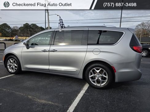 Used 2018 Chrysler Pacifica Limited image 4