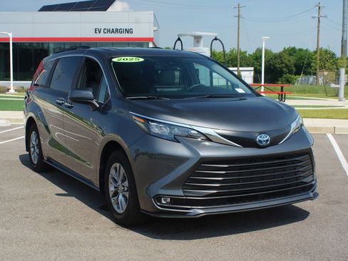 Used 2025 Toyota Sienna XLE w/ XLE Plus Package FWD image 2