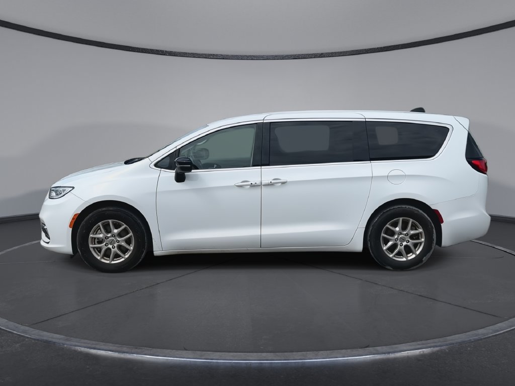Used 2024 Chrysler Pacifica Touring-L FWD image 5