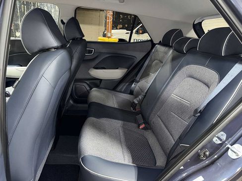 Used 2023 Hyundai Venue Limited FWD image 17