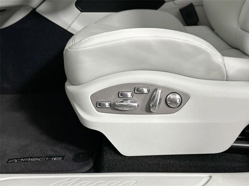 Certified 2024 Porsche Macan AWD/4WD image 34
