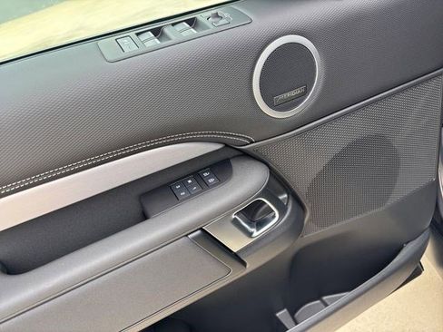 New 2025 Land Rover Discovery Dynamic SE image 12