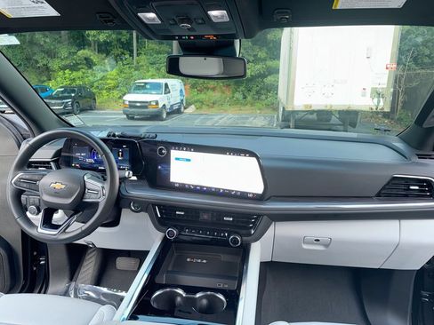 Used 2025 Chevrolet Suburban Premier RWD image 31