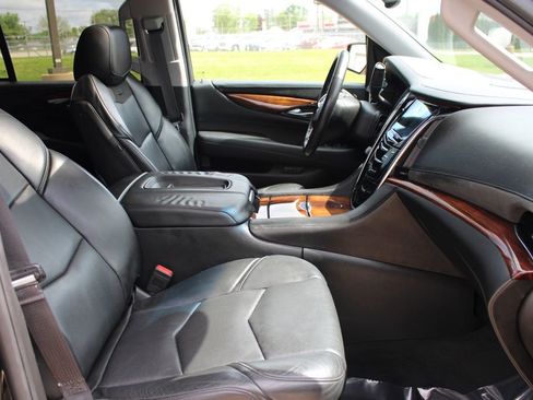 Used 2015 Cadillac Escalade Luxury AWD/4WD image 8